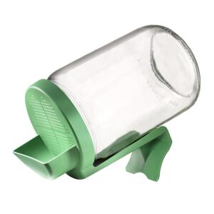 Germoir en bocal avec couvercle perforé vert et support incliné, idéal pour faire germer des graines facilement à la maison.